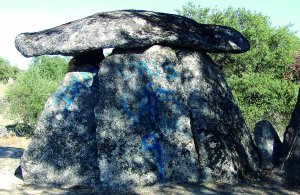 Pintar un dolmen puede costar ms de 150.000 euros de multa a 3 chicos
